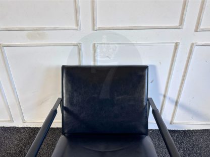 30 เก้าอี้อาร์มแชร์ เบาะหนังแท้สีดำ โครงขาเหล็ก แบรนด์ Camerich พร้อมโต๊ะกลาง ทรงนาฬิกาทราย ท็อปกระจก