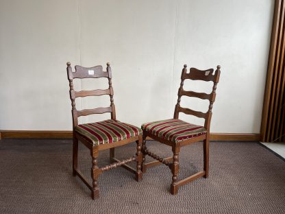 เก้าอี้ไม้โอ๊ค (แบบที่ 1) เบาะผ้ากำมะหยี่สีแดงสลับเขียว