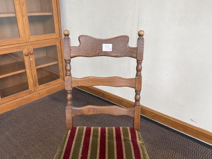 เก้าอี้ไม้โอ๊ค (แบบที่ 1) เบาะผ้ากำมะหยี่สีแดงสลับเขียว