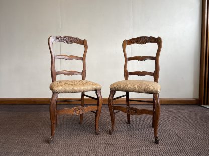 เก้าอี้ไม้โอ๊ค (แบบที่ 5) เบาะผ้าสีทองลายดอกไม้ พนักพิงหลังแกะสลัก