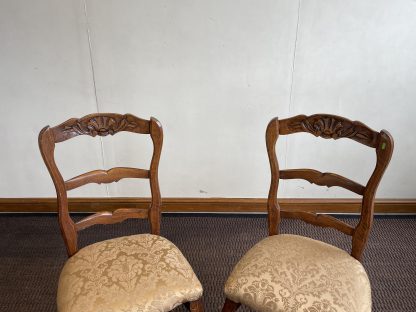 เก้าอี้ไม้โอ๊ค (แบบที่ 5) เบาะผ้าสีทองลายดอกไม้ พนักพิงหลังแกะสลัก