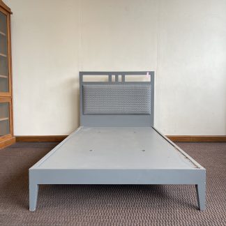 เตียง 3.5 ฟุต โครงไม้จริงสีเทา หัวเตียงบุนวมถักด้วยหนังเทียม สีเทา