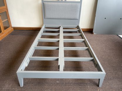 เตียง 3.5 ฟุต โครงไม้จริงสีเทา หัวเตียงบุนวมถักด้วยหนังเทียม สีเทา
