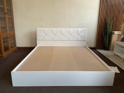 เตียง 6 ฟุต หัวเตียงบุหนังเทียมดึงดุม โครงไม้ MDF สีขาว
