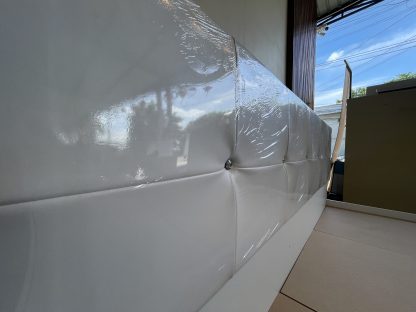 เตียง 6 ฟุต หัวเตียงบุหนังเทียมดึงดุม โครงไม้ MDF สีขาว
