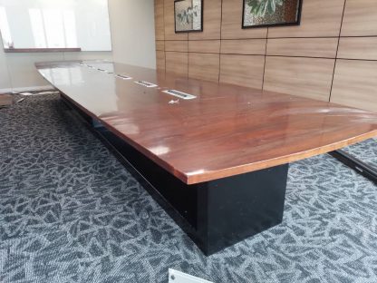 โต๊ะประชุมขนาดใหญ่ ท็อปไม้จริง โครงขาเหล็ก