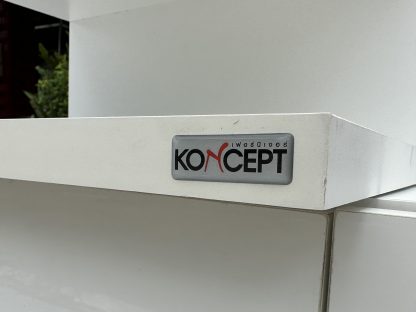 ชั้นแขวนติดผนัง แบรนด์ koncept โครงและชั้นไม้ MDF สีขาว