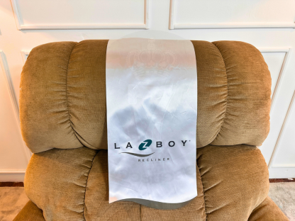 22 เก้าอี้โยก ปรับนอนไฟฟ้า เบาะผ้าสีโอวัลติน แบรนด์ LA-Z-BOY RECLINER