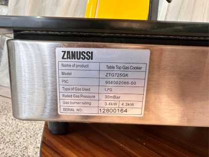 1 เตาแก๊ส 2 หัว แบรนด์ Zanussi ท็อปเป็นกระจก ตัวฐานเป็นสแตนเลส