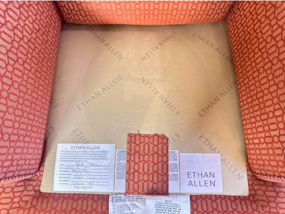 30 อาร์มแชร์เบาะผ้าสีแดงอิฐพิมพ์ลาย แขนม้วน ขาไม้ แบรนด์ ETHAN ALLEN