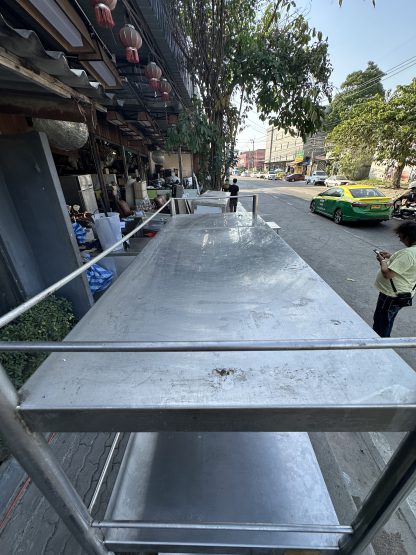 โต๊ะเตรียมทรงสูง พร้อมชั้นวางด้านบนและด้านล่าง
