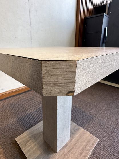 โต๊ะทานอาหาร ท็อปและโครงขาไม้ MDF ปิดผิวด้วยแผ่น Formica สีบีชลายไม้