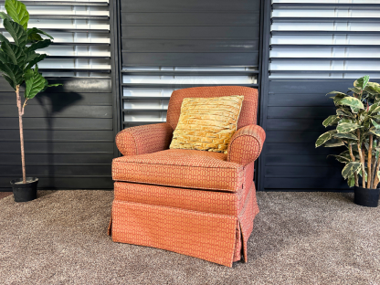 35 อาร์มแชร์แขนม้วน เบาะผ้าลายสีแดง แบรนด์ ETHAN ALLEN พร้อมหมอนอิง 1 ใบ