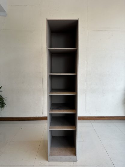 ตู้โชว์ทรงสูง 6 ชั้น แบรนด์ SB FURNITURE ชั้นปรับระดับได้ โครงไม้ MDF สีเทาอ่อน
