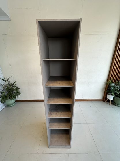 ตู้โชว์ทรงสูง 6 ชั้น แบรนด์ SB FURNITURE ชั้นปรับระดับได้ โครงไม้ MDF สีเทาอ่อน