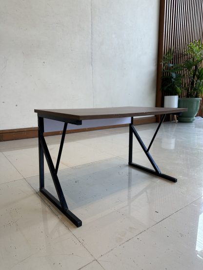ชั้นเสิร์มวางของ ท็อปไม้ MDF สีน้ำตาลลายไม้ โครงขาเหล็กสีดำ