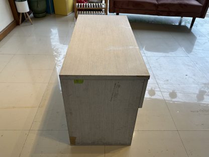 ตู้เก็บของ 2 บานเปิด โครงไม้ MDF สีเทาลายไม้ แผ่นหลังสีขาว