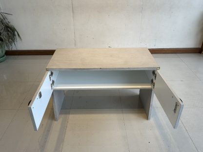 ตู้เก็บของ 2 บานเปิด โครงไม้ MDF สีเทาลายไม้ แผ่นหลังสีขาว