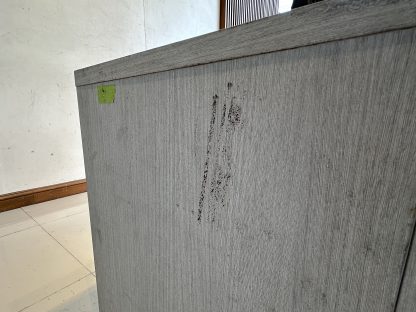 ตู้เก็บของ 2 บานเปิด โครงไม้ MDF สีเทาลายไม้ แผ่นหลังสีขาว