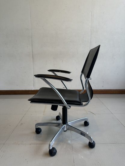 เก้าอี้สำนักงาน แบรนด์ MODERNFORM เบาะหุ้มหนัง PU สีดำ