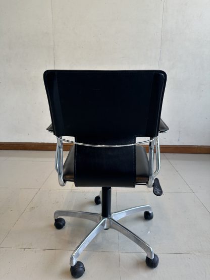 เก้าอี้สำนักงาน แบรนด์ MODERNFORM เบาะหุ้มหนัง PU สีดำ