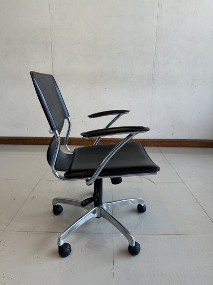 เก้าอี้สำนักงาน แบรนด์ MODERNFORM เบาะหุ้มหนัง PU สีดำ
