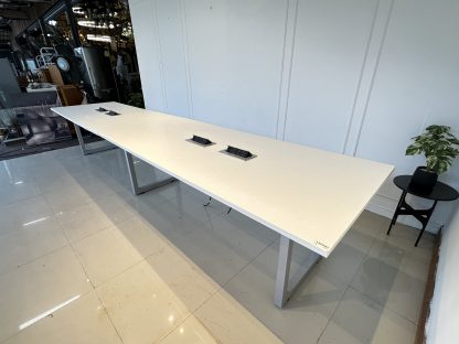 โต๊ะประชุม 14-16 ที่นั่ง ท็อปมีรางปลั๊กท็อปไม้ MDF สีขาว