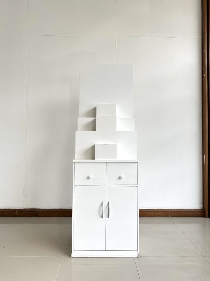ตู้พระ สไตล์โมเดิร์น 2 ลิ้นชัก 2 บานเปิด โครงไม้ MDF สีขาว