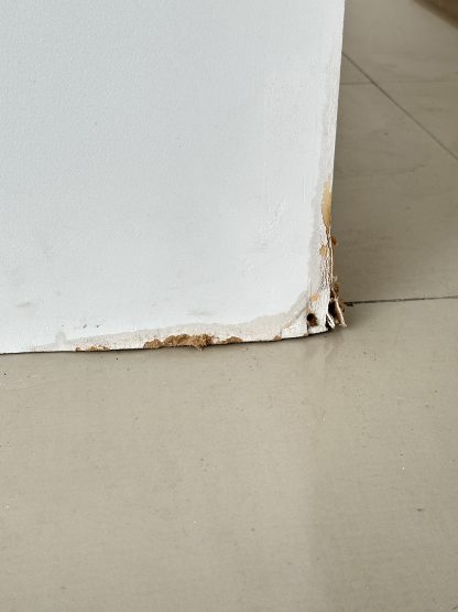 ตู้พระ สไตล์โมเดิร์น 2 ลิ้นชัก 2 บานเปิด โครงไม้ MDF สีขาว