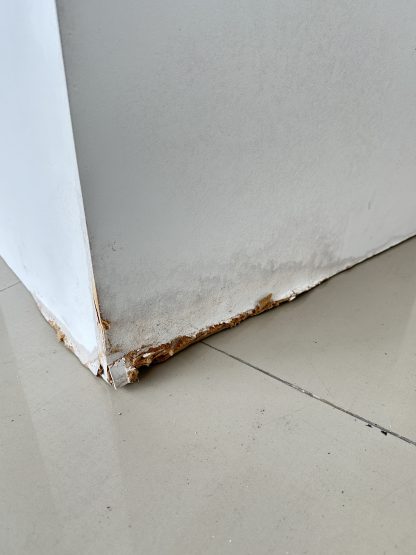 ตู้พระ สไตล์โมเดิร์น 2 ลิ้นชัก 2 บานเปิด โครงไม้ MDF สีขาว