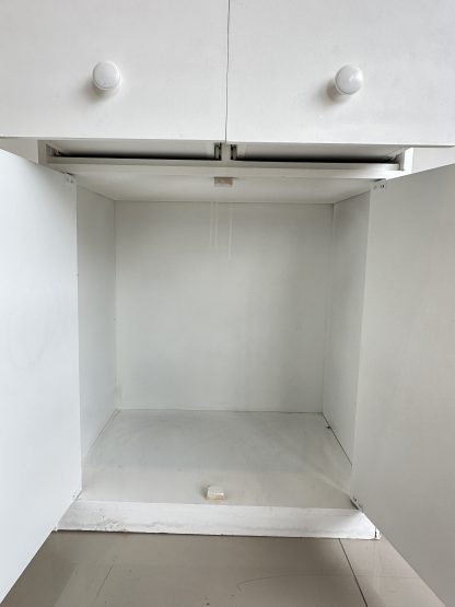 ตู้พระ สไตล์โมเดิร์น 2 ลิ้นชัก 2 บานเปิด โครงไม้ MDF สีขาว