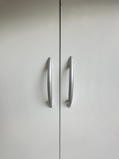 ตู้พระ สไตล์โมเดิร์น 2 ลิ้นชัก 2 บานเปิด โครงไม้ MDF สีขาว