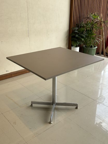 โต๊ะทานอาหาร ท็อปไม้ MDF สีเทา โครงเหล็ก ขาสแตนเลส