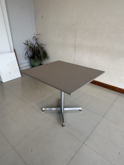 โต๊ะทานอาหาร ท็อปไม้ MDF สีเทา โครงเหล็ก ขาสแตนเลส