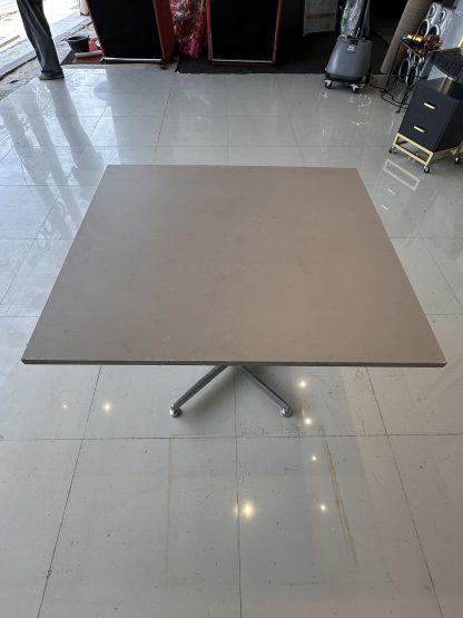 โต๊ะทานอาหาร ท็อปไม้ MDF สีเทา โครงเหล็ก ขาสแตนเลส