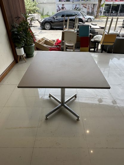โต๊ะทานอาหาร ท็อปไม้ MDF สีเทา โครงเหล็ก ขาสแตนเลส