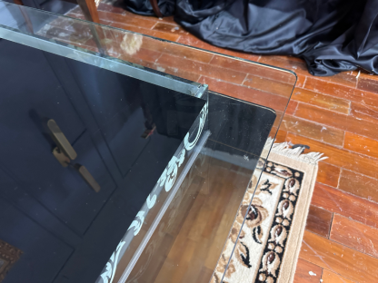 18 โต๊ะกลางท็อปกระจก Tempered Glass ประดับลวดลายสไตล์หลุยส์ ขาสิงห์สีดำ ประดับไฟ LED ข้างใต้