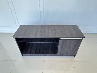 ตู้วางทีวี 1 บานเปิด โครงไม้ MDF สีเทาลายไม้