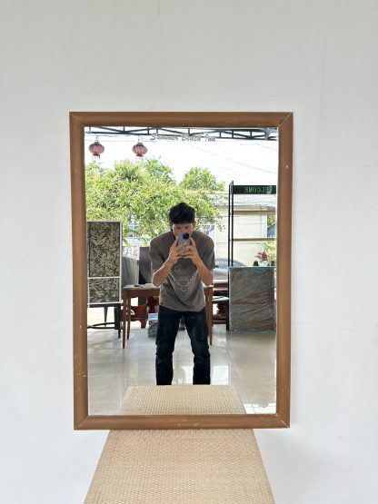 บานกระจกติดผนัง กรอบไม้จริงสีน้ำตาล ปิดแผ่นไม้อัดด้านหลัง
