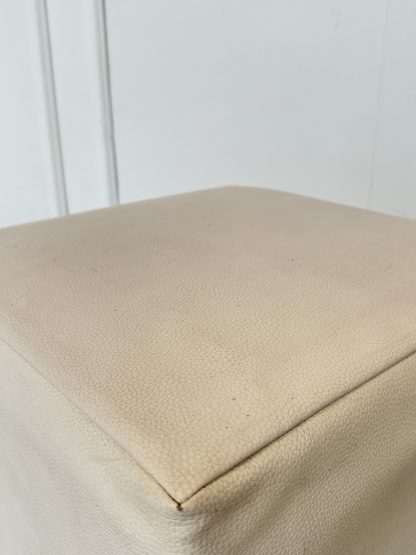 สตูล เบาะหนัง PU สีขาว โครงไม้ MDF ขาพลาสติก