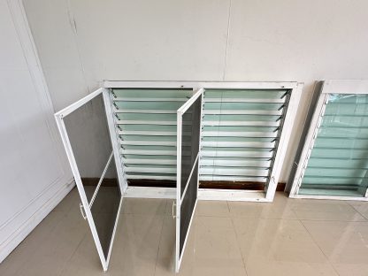หน้าต่าง กระจกบานเกล็ด กรอบอลูมิเนียม สีขาว