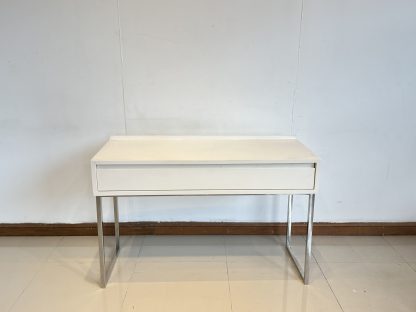 โต๊ะทำงาน 1 ลิ้นชัก โครงไม้ MDF สีครีม ขาสแตนเลส