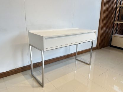 โต๊ะทำงาน 1 ลิ้นชัก โครงไม้ MDF สีครีม ขาสแตนเลส