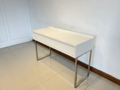 โต๊ะทำงาน 1 ลิ้นชัก โครงไม้ MDF สีครีม ขาสแตนเลส