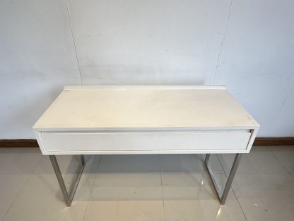 โต๊ะทำงาน 1 ลิ้นชัก โครงไม้ MDF สีครีม ขาสแตนเลส
