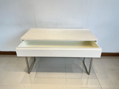 โต๊ะทำงาน 1 ลิ้นชัก โครงไม้ MDF สีครีม ขาสแตนเลส