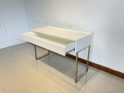 โต๊ะทำงาน 1 ลิ้นชัก โครงไม้ MDF สีครีม ขาสแตนเลส