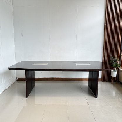 โต๊ะประชุม 8-10 ที่นั่ง ท็อปมีช่องรางปลั๊ก 2 ช่อง โครงไม้ MDF