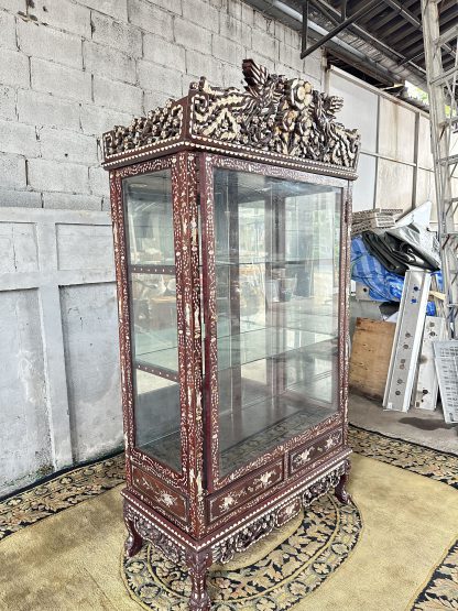 ตู้โชว์ไม้ชิงชัน 1 บานเปิดกระจก 2 ชั้นวางกระจก 2 ลิ้นชัก ลายฉลุประดับมุก