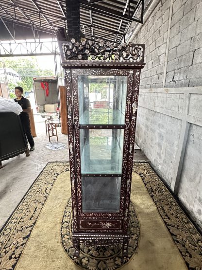 ตู้โชว์ไม้ชิงชัน 1 บานเปิดกระจก 2 ชั้นวางกระจก 2 ลิ้นชัก ลายฉลุประดับมุก